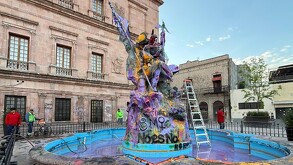 Se observa a varios hombres limpiando las pintas en monumentos, se observa que utilizan agua y jabón.