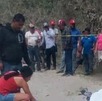 Personas reunidas al rededor de una zona acordonada donde murieron dos niños.