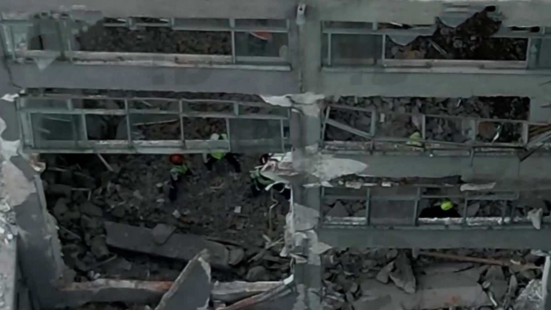 Cuatro personas quedaron atrapadas bajo los escombros; una de ellas ya fue rescatada.