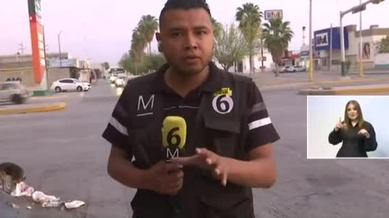 Se observa cómo el automovilista, en un intento imprudente por rebasar o ganar el paso, pierde la trayectoria segura y se abalanza hacia la zona.