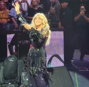 Yuri desfiló con hasta 12 vestuarios que formaron parte de su show