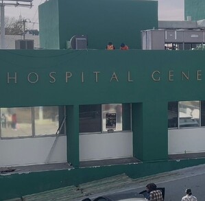 Se observa un edificio color verde y dice Hospital General de Zona.