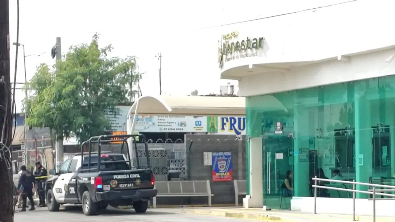 Un adulto mayor murió mientras esperaba cobrar su pensión en una sucursal del Banco del Bienestar ubicada en la colonia San Bernabé, en Monterrey.