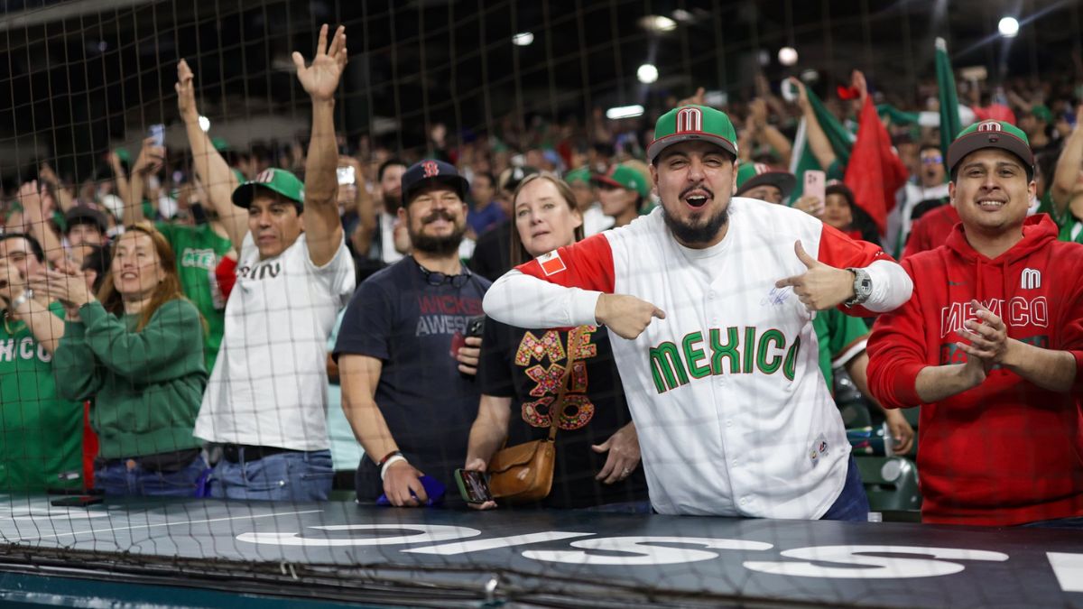 Afición mexicana durante el partido contra Estados Unidos en el Clásico Mundial de Beisbol.