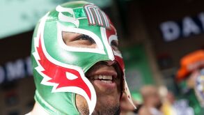 Aficionado mexicano con la máscara del Rey Mysterio en el Clásico Mundial.