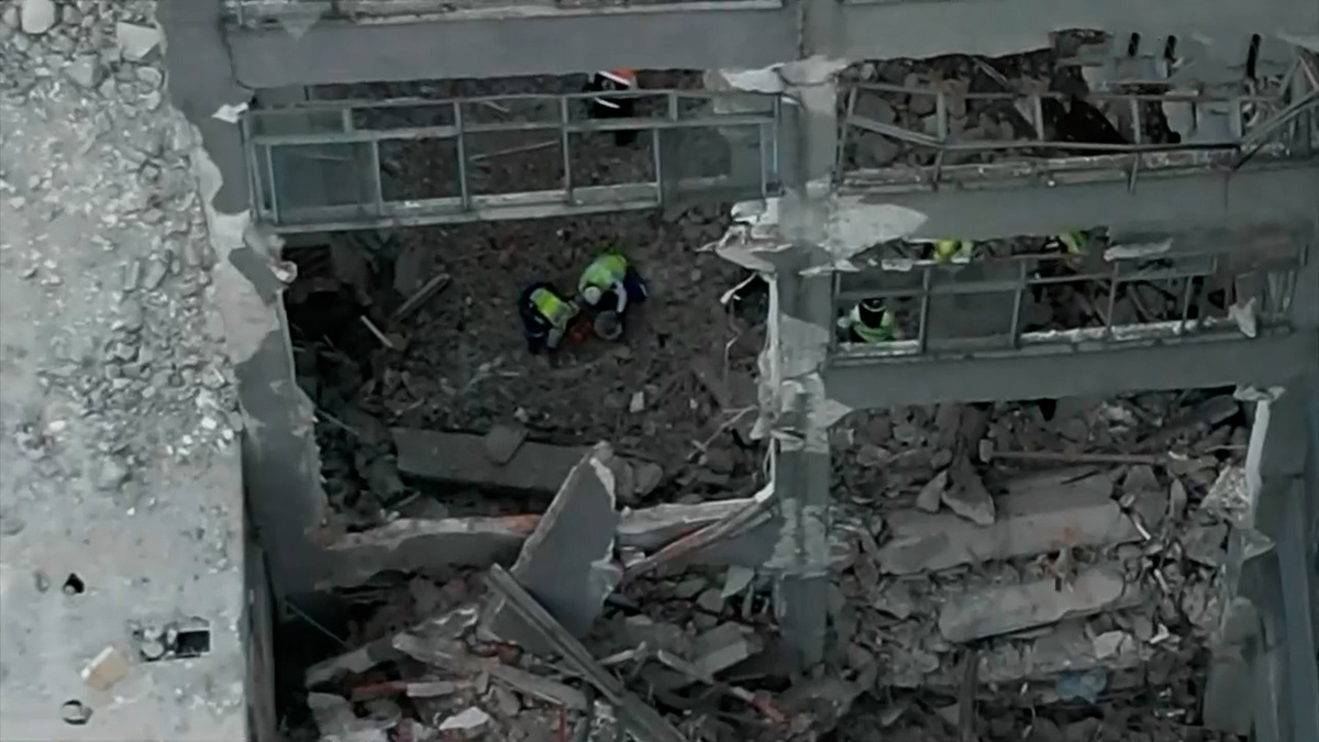 Reportan tres muertos y un herido tras derrumbe de edificio en San Antonio Abad, CdMx. Conoce el estado de salud del único sobreviviente del colapso.