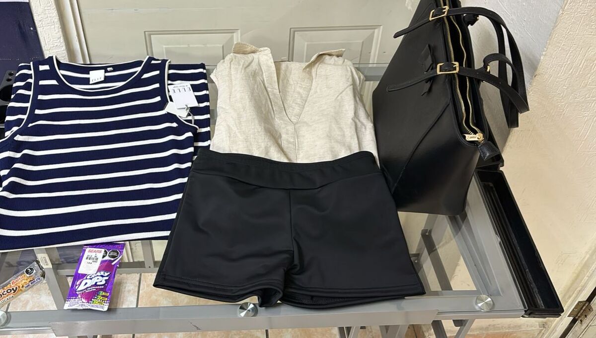 Prendas robadas por una mujer.