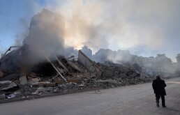 Edificio derrumbado tras el bombardeo constante que existe en Irán