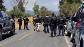 Grupo de oficiales y patrullas de la Policía del Estado de Jalisco y Guardia Nacional en medio de un tramo carretero cerca de Zacatecas
