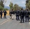 Grupo de oficiales y patrullas de la Policía del Estado de Jalisco y Guardia Nacional en medio de un tramo carretero cerca de Zacatecas