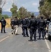 Grupo de oficiales y patrullas de la Policía del Estado de Jalisco y Guardia Nacional en medio de un tramo carretero cerca de Zacatecas
