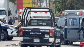 Dos hombres que iban a bordo de una motocicleta resultaron con heridas graves en Minatitlán, Veracruz.