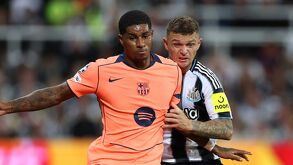 Marcus Rashford cubriendo el balón en el Newcastle vs Barcelona de la Fase de Liga de Champions League 2025/26.