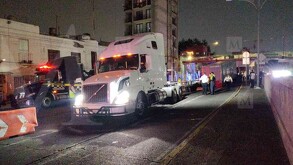 Caja de tráiler se atora en bajo puente y se zafa sobre Viaducto Miguel Alemán.