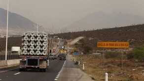 Autos en corredor Monterrey–Saltillo.