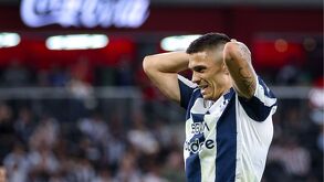 Djuka lamentándose tras una falla con Rayados.