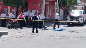 policías atienden un accidente vial en tehucán