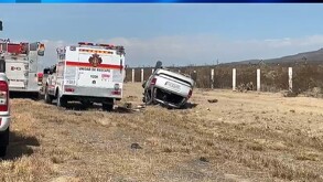 Se observa un carro que volcó sobre un terreno.