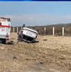 Se observa un carro que volcó sobre un terreno.