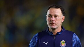 Gabriel Milito analiza variantes tácticas en Chivas ante la posible ausencia de seleccionados.