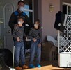 Hijos de pareja siendo custodiados por un policía en Oviedo, España.