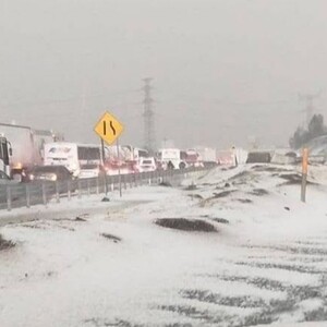 Así lucen las vialidades de Tecámac, Edomex, tras la caída de granizo; el tránsito es lento.