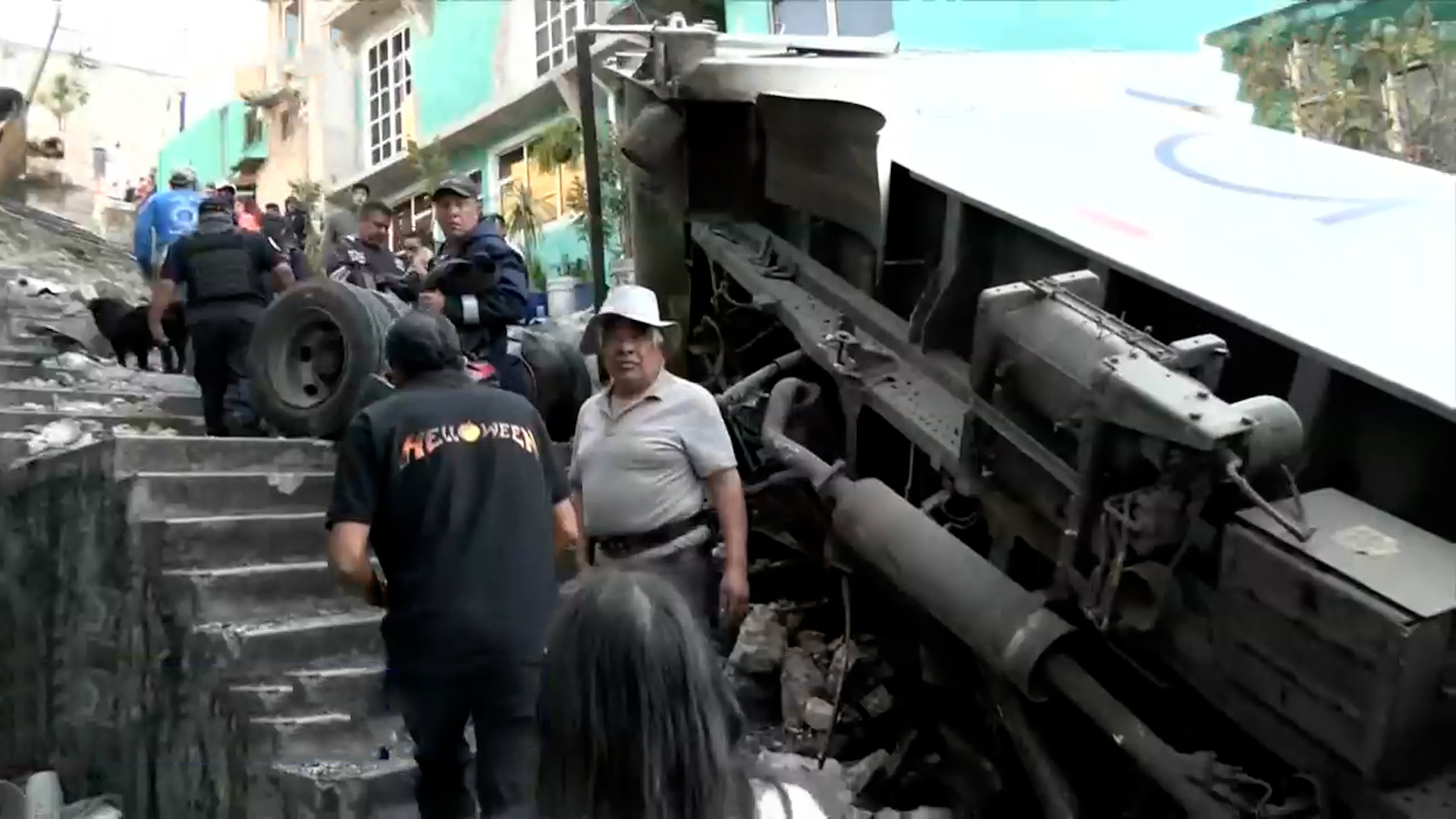 María del Refugio murió en Naucalpan tras ser embestida por un camión sin frenos que invadió un andador peatonal. Su familia exige que el caso no quede impune.