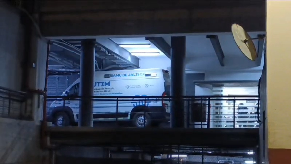 Ambulancia de SAMU Jalisco estacionada dentro de un hospital de Tonalá visto desde el exterior