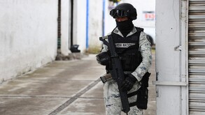 Elemento de la Guardia Nacional resguarda instalaciones del Mercado Morelos en Puebla.