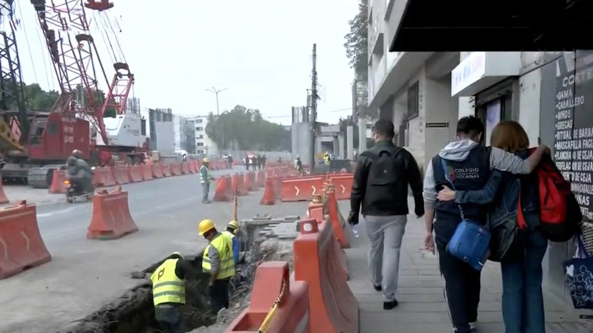 Habitantes de la colonia Tránsito denuncian que las obras del paso elevado en Tlalpan por el Mundial 2026 dañan sus edificios y exigen planos de seguridad.
