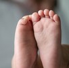Foto genérica de pies de un bebe de 1 año.