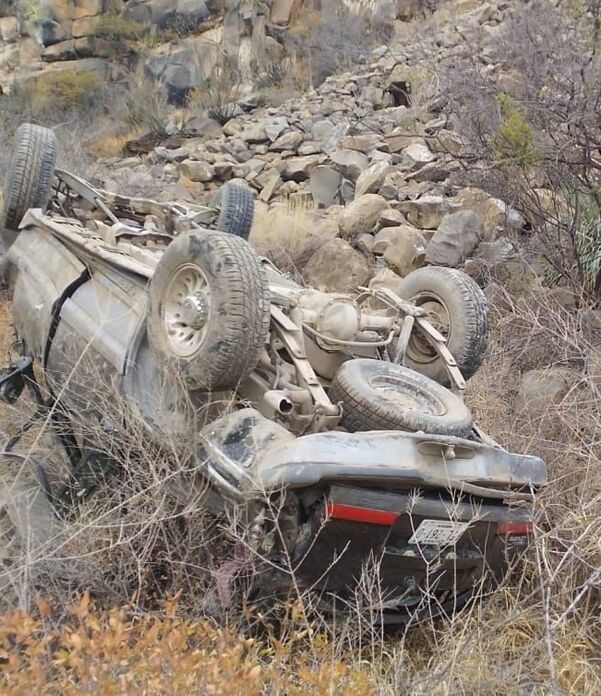 Durante la caída, María del Rosario Ramírez salió de la unidad y perdió la vida en el lugar. El conductor y la menor resultaron lesionados.