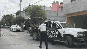 Mujer es retenida por hombre asaltante en estética, logra liberarse tras descuido.