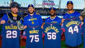 Randy Arozarena y Cal Raleigh acompañados del también mexicano Andrés Muñoz en los Seattle Mariners.