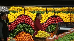 Personas eligen y comparan precios en la sección de verduras de Chedraui