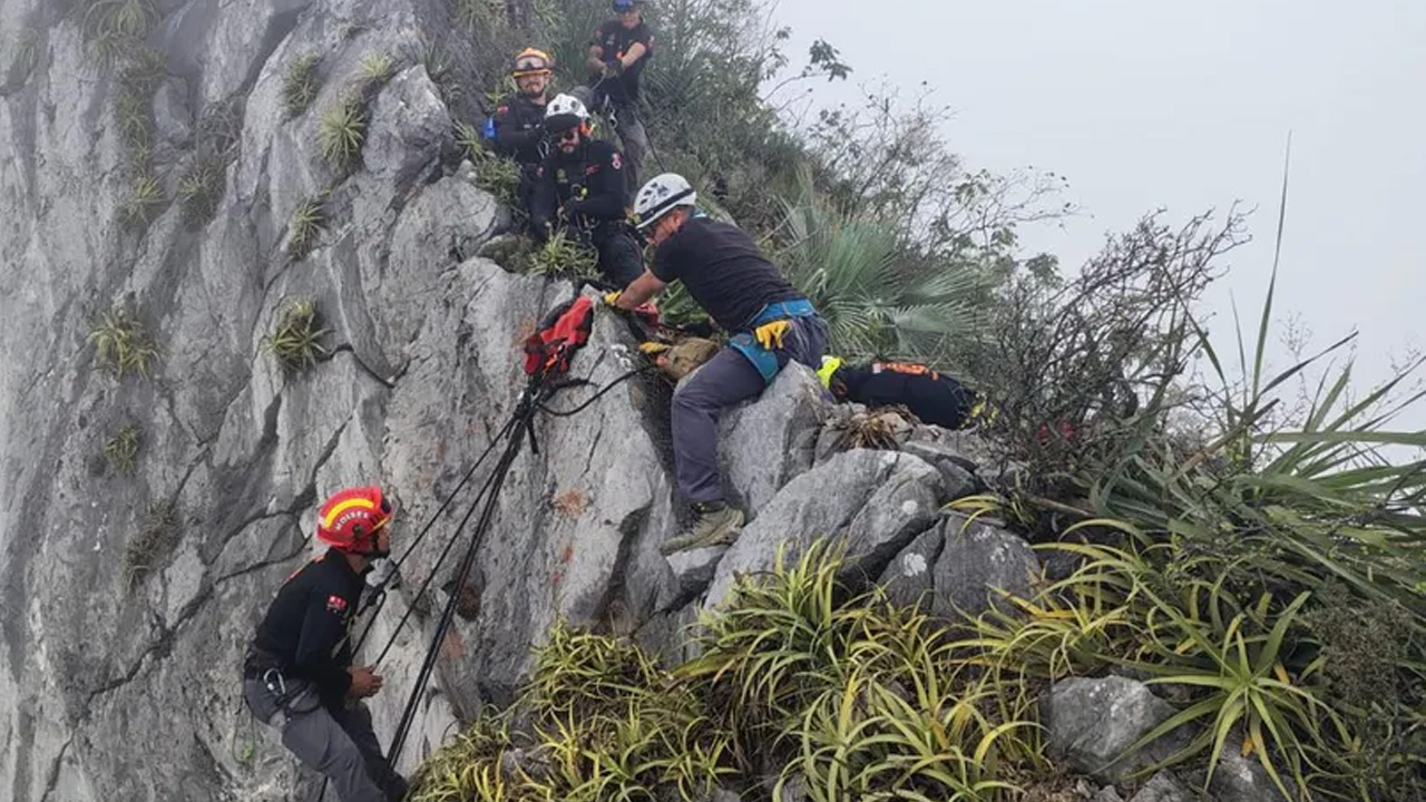 Equipos de rescate auxiliaron a un hombre y a una mujer que quedaron atrapados en zonas montañosas del Cerro de las Mitras y Parque La Huasteca.