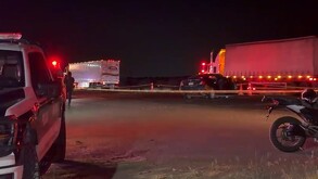 Tres personas perdieron la vida la noche de este lunes tras registrarse un fuerte accidente entre un automóvil particular y un camión de carga-