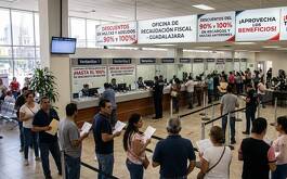 Personas haciendo fila en recaudadoras