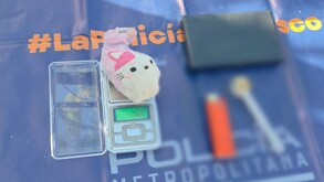 Al sospechoso le aseguraron 54 envoltorios con droga y una báscula durante la revisión policial.  Copy para X