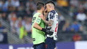 Stefan Medina colocándose de portero tras expulsión de Mele.