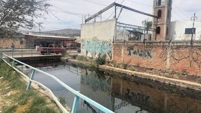 Canal de Las Pintas en San Pedro Tlaquepaque luce sucio, con agua turbia y olores fétidos.