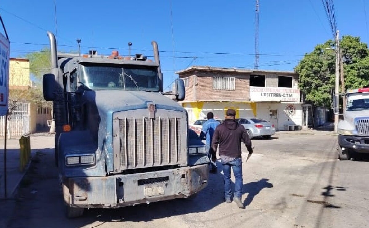Tractocamión que participó en un accidente vial en el que una mujer terminó lesionada.