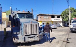 Tractocamión que participó en un accidente vial en el que una mujer terminó lesionada.