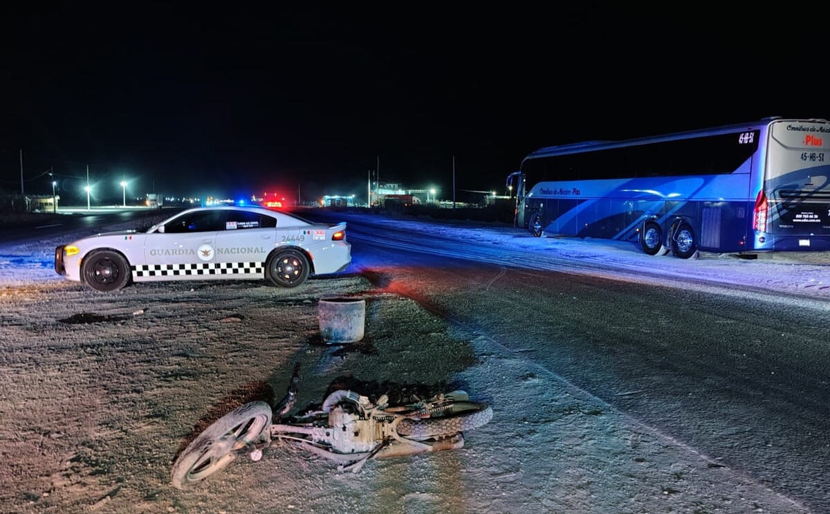 Motocicleta de joven que murió tras ser impactado y arrastrado por un autobús de pasajeros en Gómez Palacio.