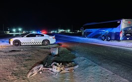 Motocicleta de joven que murió tras ser impactado y arrastrado por un autobús de pasajeros en Gómez Palacio.