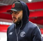 Alexis Vega tuvo un ligero percance con un anuncio de señalamiento en la llegada de Toluca a San Diego para su juego de Concachampions.