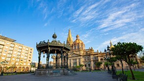 El ambiente cálido predominará por la tarde en Guadalajara, con cielo parcialmente despejado y rachas de viento moderadas.