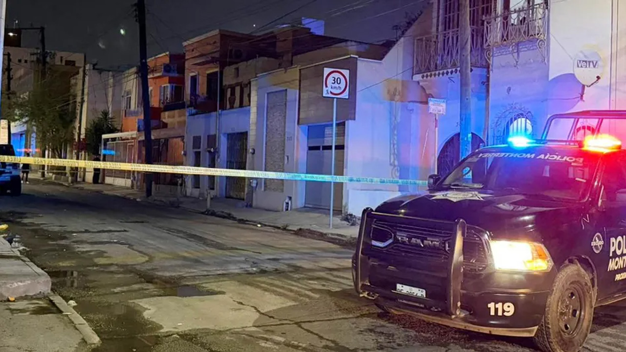 Hombres armados dispararon contra la fachada de un despacho de abogados en el Centro de Monterrey.