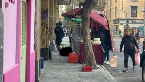 Policías resguardan la zona donde un bolero murió en calles del Centro de la Ciudad de México.
