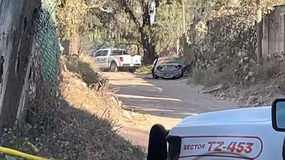 Bomberos sofocaron el incendio de un vehículo donde fue localizado un cadáver calcinado en Tlajomulco.